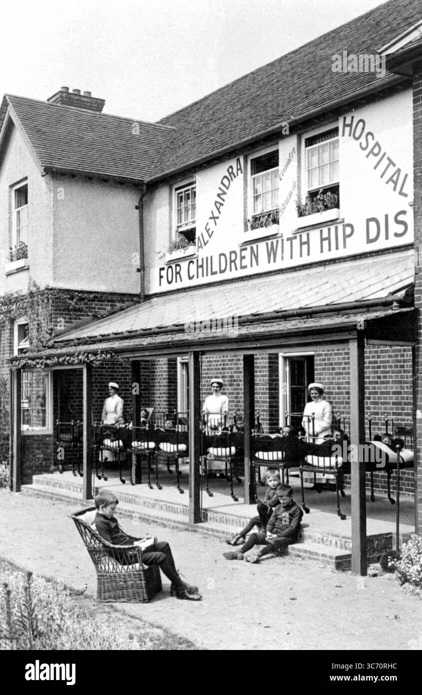 Hôpital Alexandra pour enfants atteints de troubles de la hanche. Les personnes atteintes de tuberculose peuvent être vues dans leur lit à l'extérieur pour leur donner de l'air frais. East Clardon - 1910 Banque D'Images