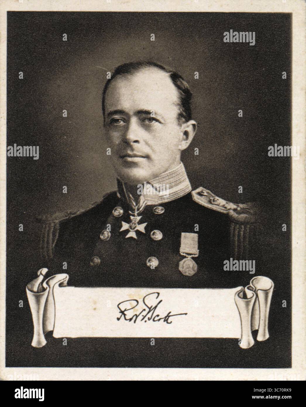 CAPITAINE ROBERT F. SCOTT D'après une photo de Maull et Fox, sa signature originale, écrite le jour de sa mort (29 mars 1912) peut être vue au British Museum, Londres, sur la dernière page et volume de son Journal of the Antarctic Expedition, 1910-12. Naissance à Outlands, Devonport, le 6 juin 1868. Formé pour la marine à Fareham. Il a servi comme aspirant sur le Monarch et comme lieutenant sur le Rover, de 1887 à 88. Promu commandant, il dirige la National Antarctic Expedition qui part de Londres en août 1901 et revient en septembre 1904. Il a pris la tête de la deuxième expédition polaire et a navigué depuis la Nouvelle-Zélande Banque D'Images