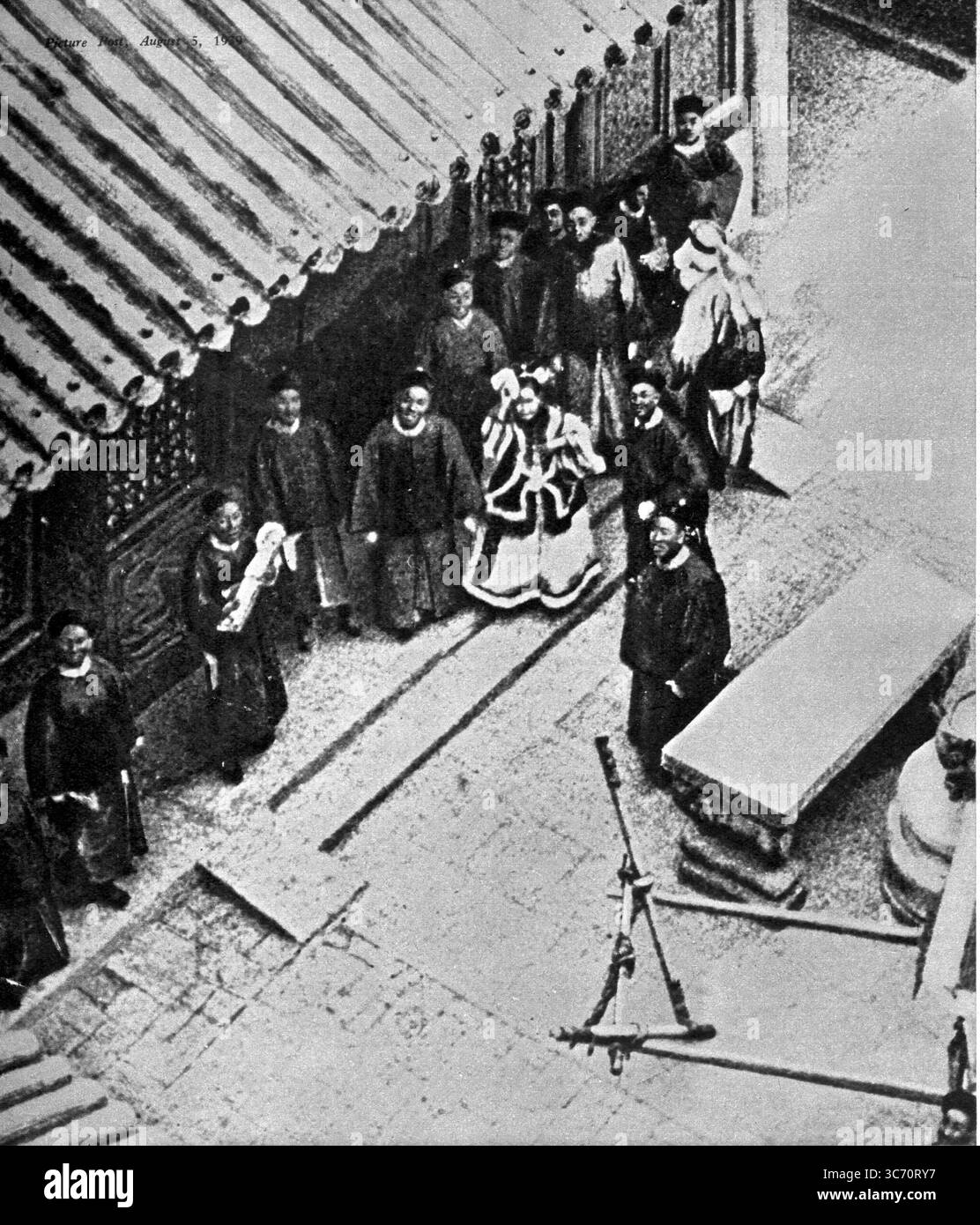 Le réveil de la Chine. Les dernières années de la dynastie mandchou. L'impératrice douairière faisant signe aux diplomates étrangers à Pékin peu avant sa mort. Banque D'Images