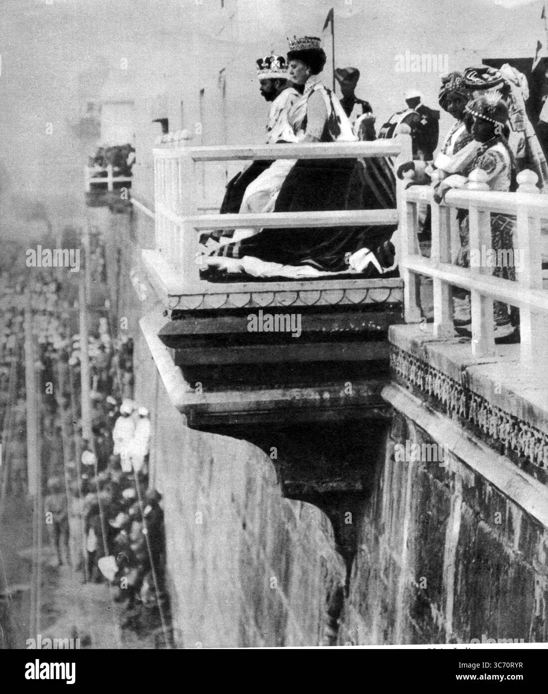 Le couronnement Durbar du roi George V en Inde. Le roi George V et la reine Mary apparaissent sur un balcon du Fort Rouge à Delhi après le grand couronnement Durbar de décembre 1911. Banque D'Images