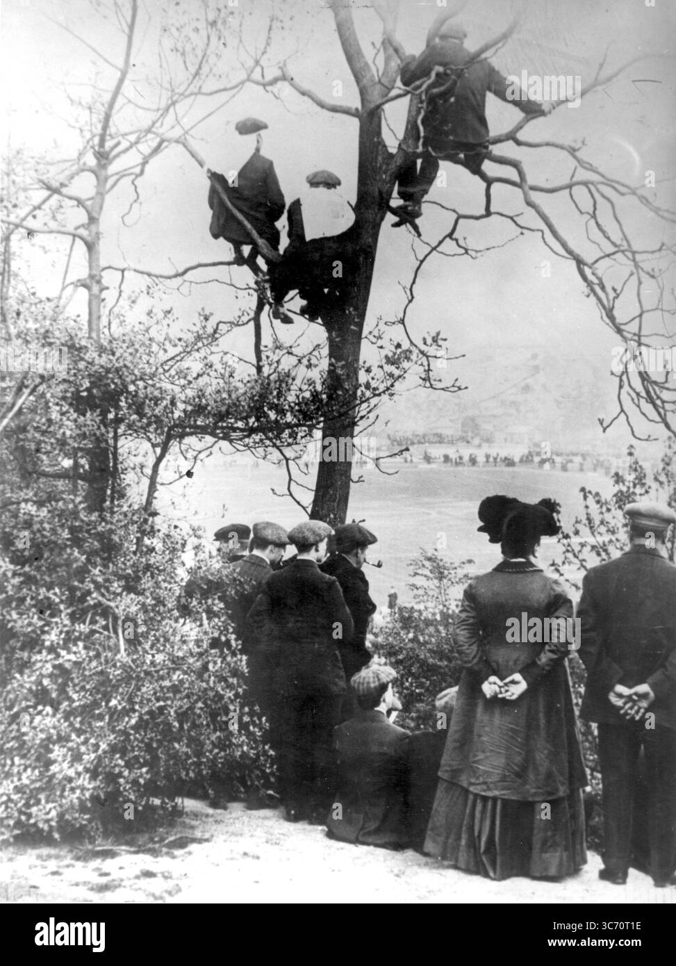 Finale de la FA Cup Manchester City v Portsmouth à Wembley 1912 - les spectateurs essayant d'obtenir une meilleure vue le 28 avril 1912 Banque D'Images