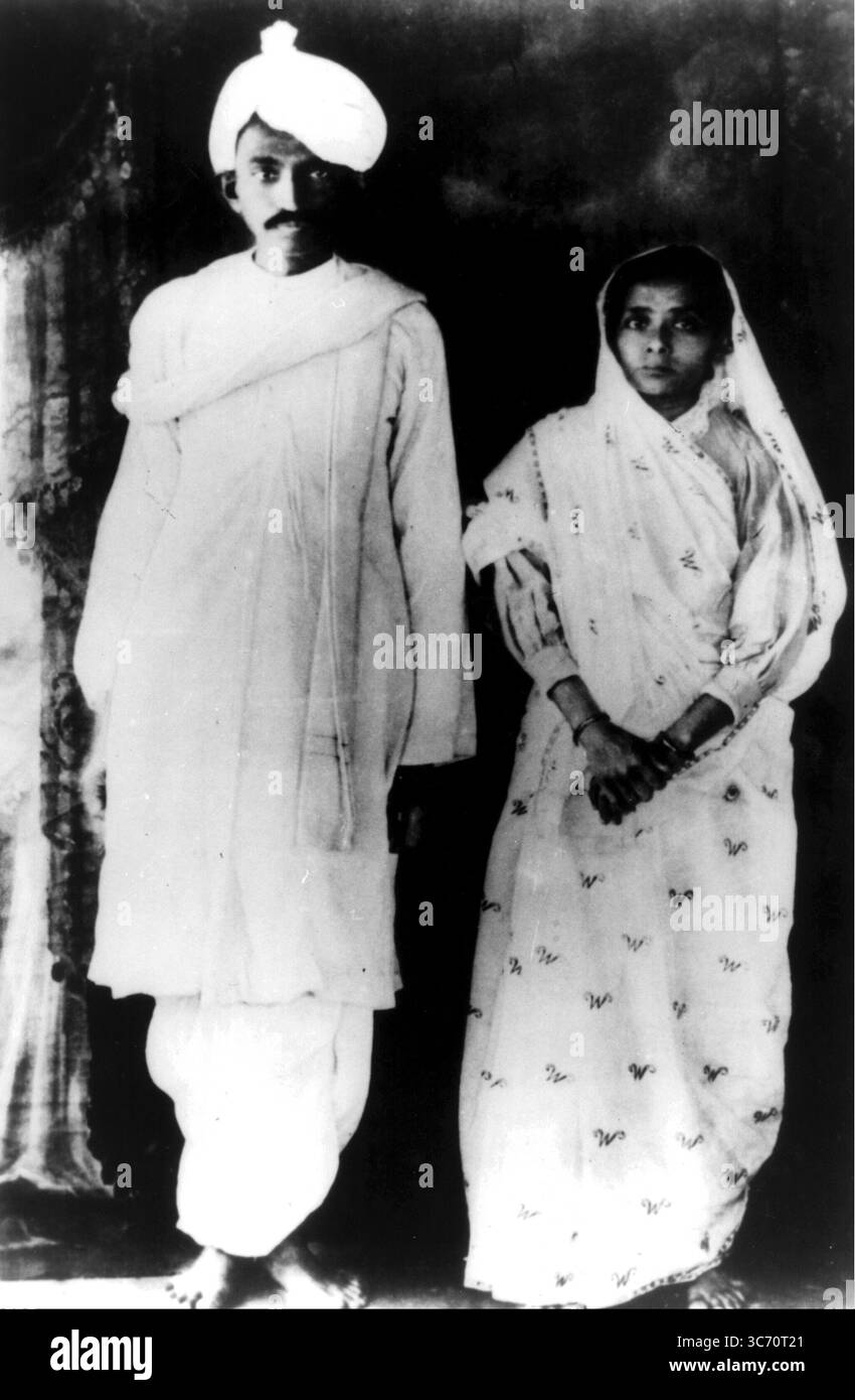 Mahatma Gandhi avec sa femme Kasturba à leur retour en Inde d'Afrique du Sud après 1913 Banque D'Images