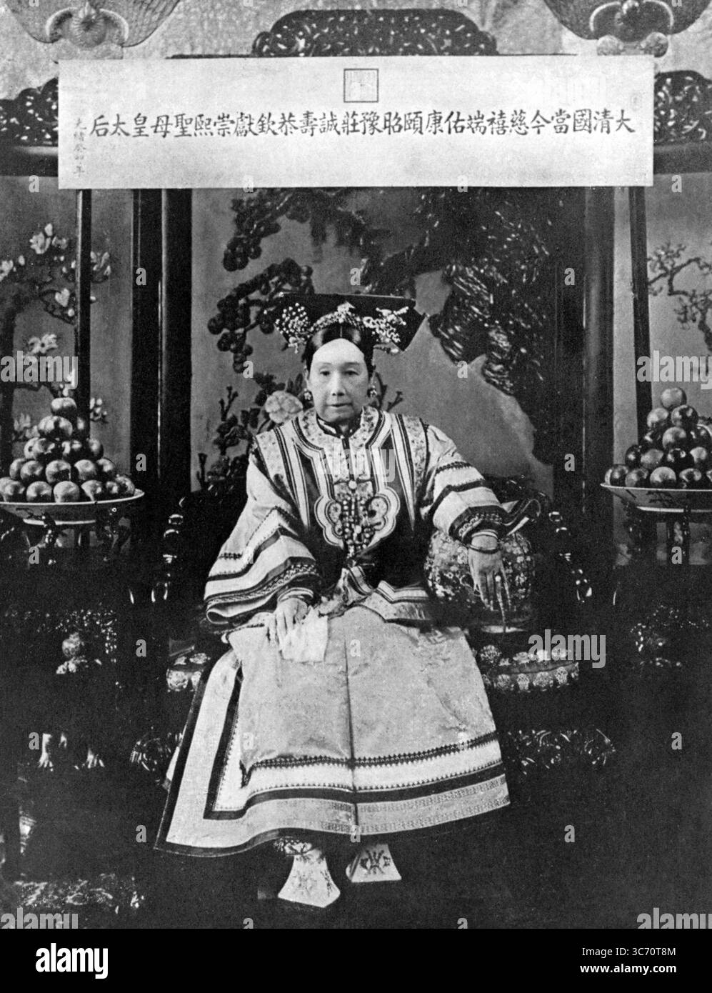 Impératrice douairière Cixi Cíxi Tàihòu ; Wade-Giles : Tz'u-Hsi T'ai-hou (1835 - 1908), populairement connue en Chine sous le nom d'impératrice douairière occidentale. Elle était une figure puissante et charismatique qui est devenue la souveraine de facto de la dynastie Qing mandchou. Elle a tenté de massacrer toute la communauté diplomatique pendant le Boxer Rising Banque D'Images