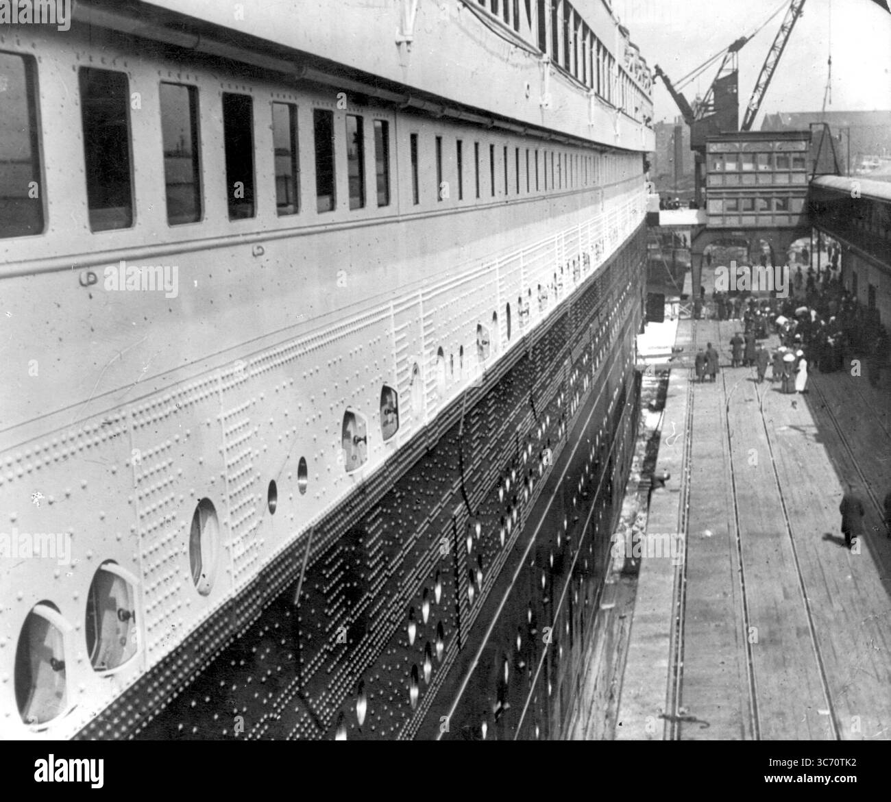 Le Titanic amarré aux quais de Southampton le 10 avril 1912. La passerelle de passagers de deuxième classe peut être vue à 150 mètres. Banque D'Images