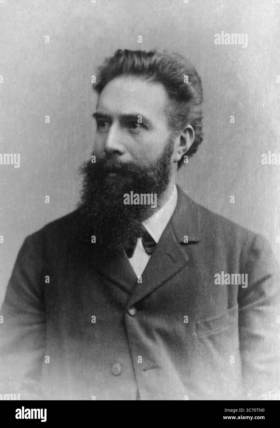 Docteur Wilhelm Conrad Röntgen (27 mars 1845 - 10 février 1923) est un physicien allemand, de l'Université de Würzburg, qui, le 8 novembre 1895, a produit et détecté un rayonnement électromagnétique dans une gamme de longueurs d'onde aujourd'hui connue sous le nom de rayons X ou rayons Röntgen, une réalisation qui lui a valu le premier prix Nobel de physique en 1901. Le nom de Röntgen est généralement donné comme 'roentgen' (une orthographe allemande alternative) en anglais ; par conséquent, la plupart des références scientifiques et médicales anglaises à lui sont trouvées sous cette orthographe. L'élément roentgenium (anciennement unununium) a été nommé d'après lui. ©2007 TopFoto Banque D'Images