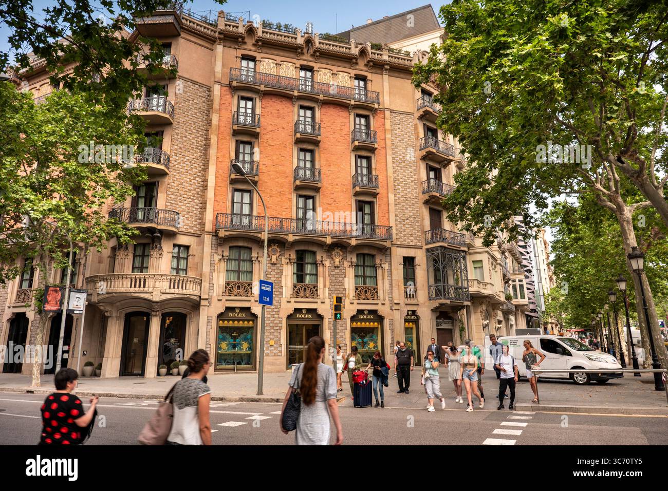 Shopping de luxe le long des rues du quartier de l'Eixample Barcelone Espagne Banque D'Images