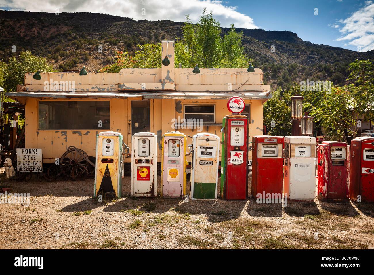 Le Nouveau-Mexique a abandonné la station-service avec de vieilles pompes à essence rétro Banque D'Images
