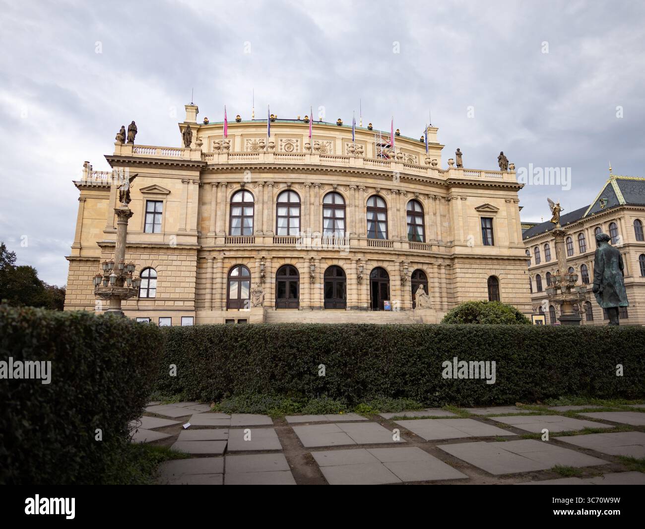 Prague Rudolfinum extérieur du bâtiment. Architecture de style néo-Renaissance utilisée comme lieu de concerts et de galeries d'art. Façade avant de la maison. Banque D'Images