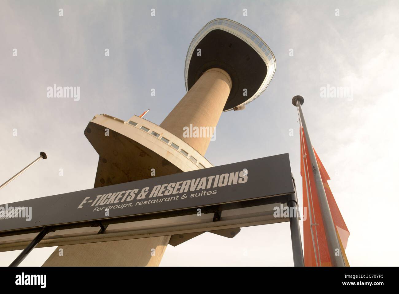 Tour d'observation Euromast vue d'en bas avec e-ticket et panneau de réservation à Rotterdam, pays-Bas Banque D'Images
