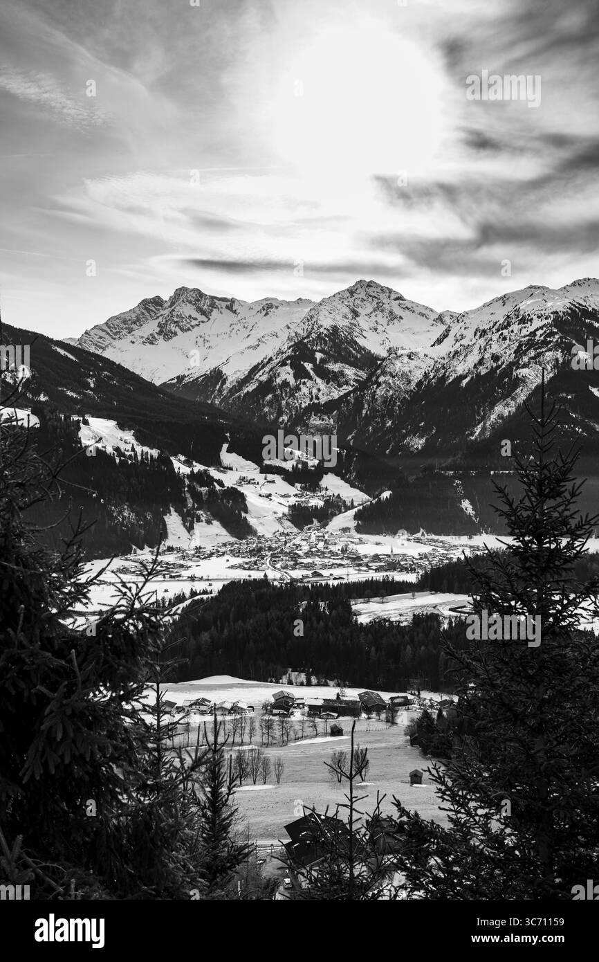 Un coucher de soleil hivernal à couper le souffle près de Kaprun, en Autriche, baigne les montagnes enneigées dans des teintes dorées et roses, comme l'air alpin vif et les terres sereines Banque D'Images