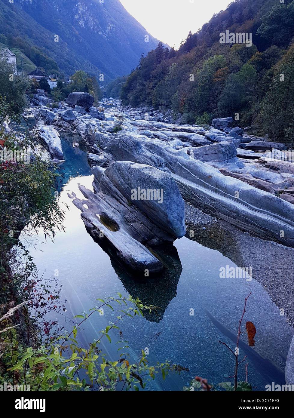 Atmosphère unique sur la rivière Verzasca avec reflet bleu profond du ciel, pierres frappantes, végétation colorée d'automne, Lavertezzo, Tessin, Suisse Banque D'Images