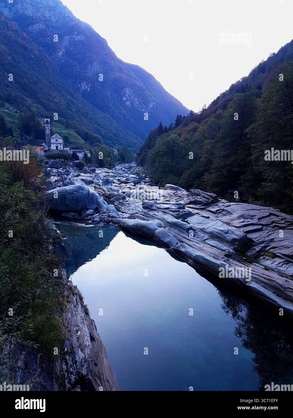 Atmosphère unique sur la rivière Verzasca avec reflet bleu profond du ciel, pierres frappantes, végétation colorée d'automne, Lavertezzo, Tessin, Suisse Banque D'Images