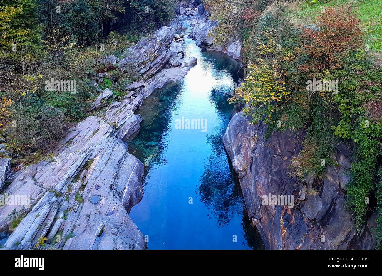 Atmosphère unique sur la rivière Verzasca avec reflet bleu profond du ciel, pierres frappantes, végétation colorée d'automne, Lavertezzo, Tessin, Suisse Banque D'Images
