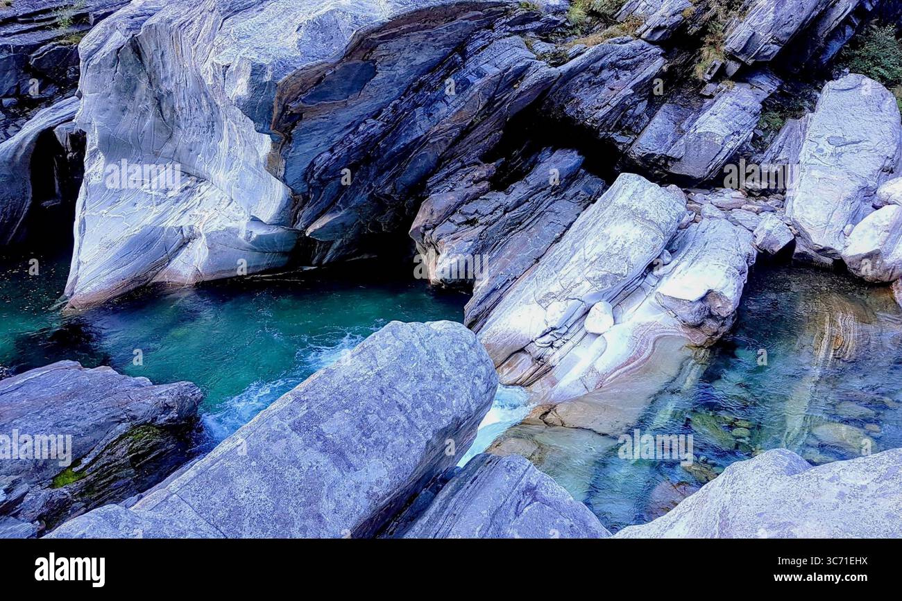 Formations rocheuses escarpées spectaculaires sur la rivière Verzasca avec une eau turquoise claire au Tessin, Suisse Banque D'Images