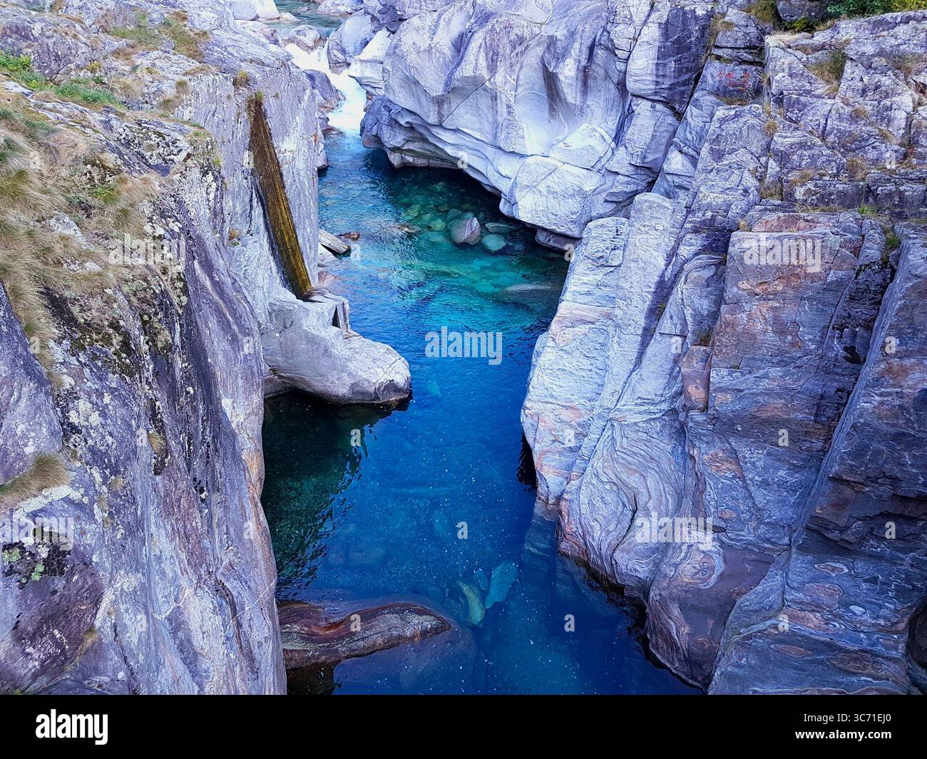 Formations rocheuses escarpées spectaculaires sur la rivière Verzasca avec une eau turquoise claire au Tessin, Suisse Banque D'Images