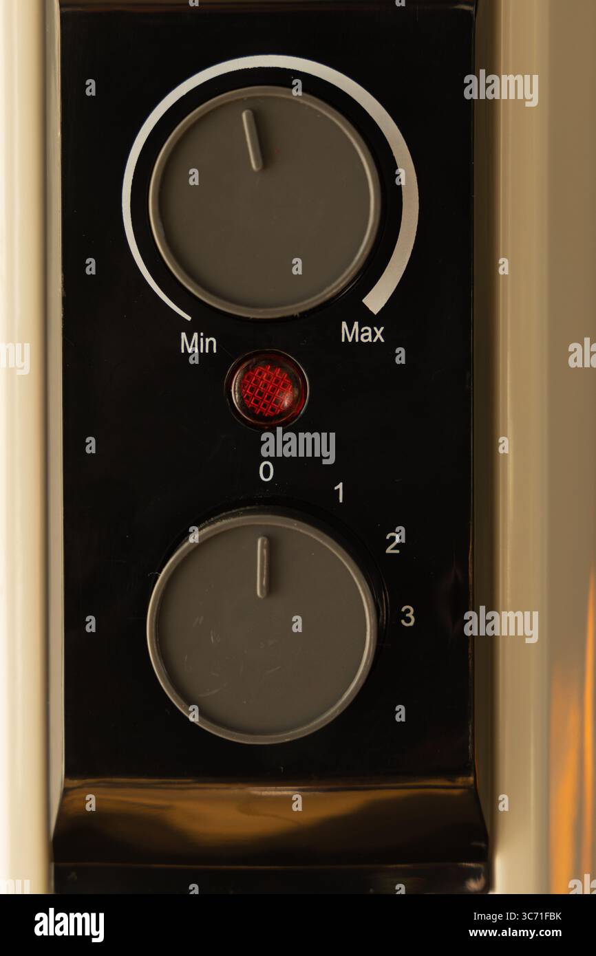 Augmentation des prix de l'électricité, réglage du thermostat sur un chauffe-fioul électrique Banque D'Images