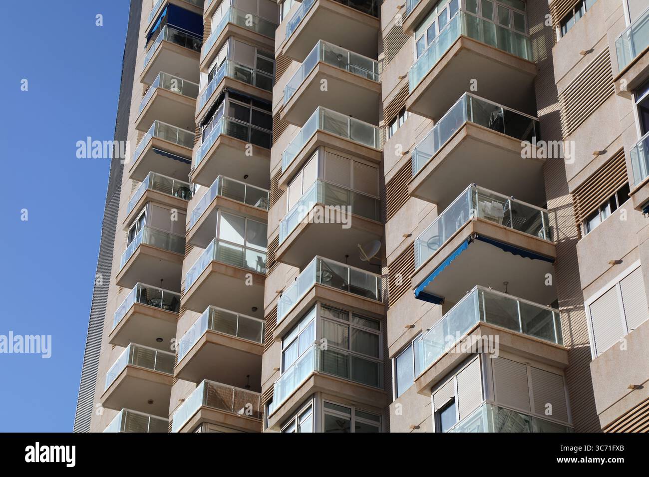 Benidorm immeuble d'appartements de grande hauteur générique. Architecture résidentielle moderne. Ville de Benidorm dans la Communauté Valencienne (Comunidad Valenciana), Espagne. Banque D'Images