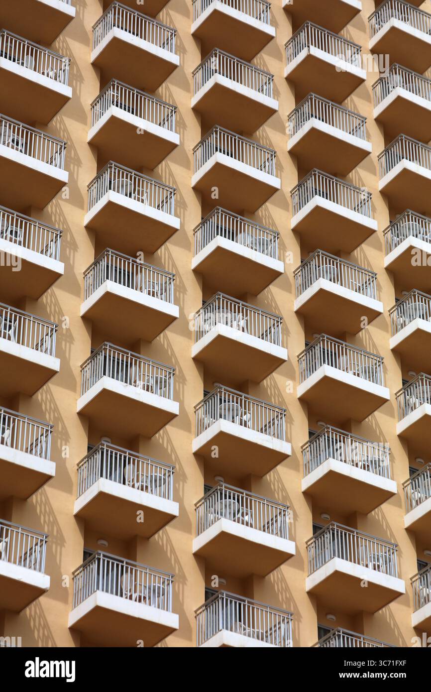 Balcons génériques de bâtiment d'hôtel de grande hauteur Benidorm. Architecture moderne. Ville de Benidorm dans la Communauté Valencienne (Comunidad Valenciana), Espagne. Banque D'Images