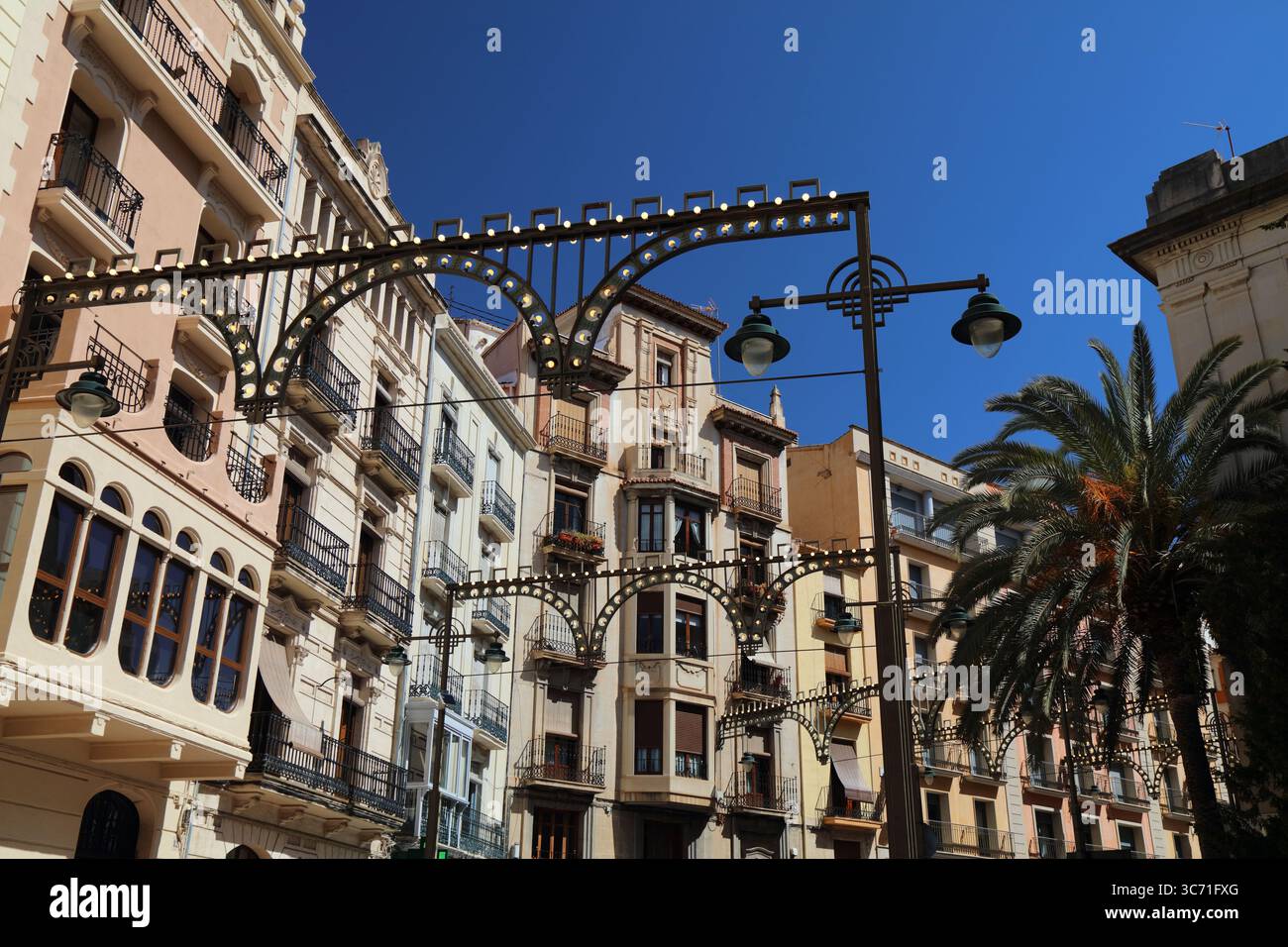 Alcoy ville vue sur la rue principale - Avenida Pais Valencia. Ville en Communauté valencienne en Espagne. Journée ensoleillée. Banque D'Images