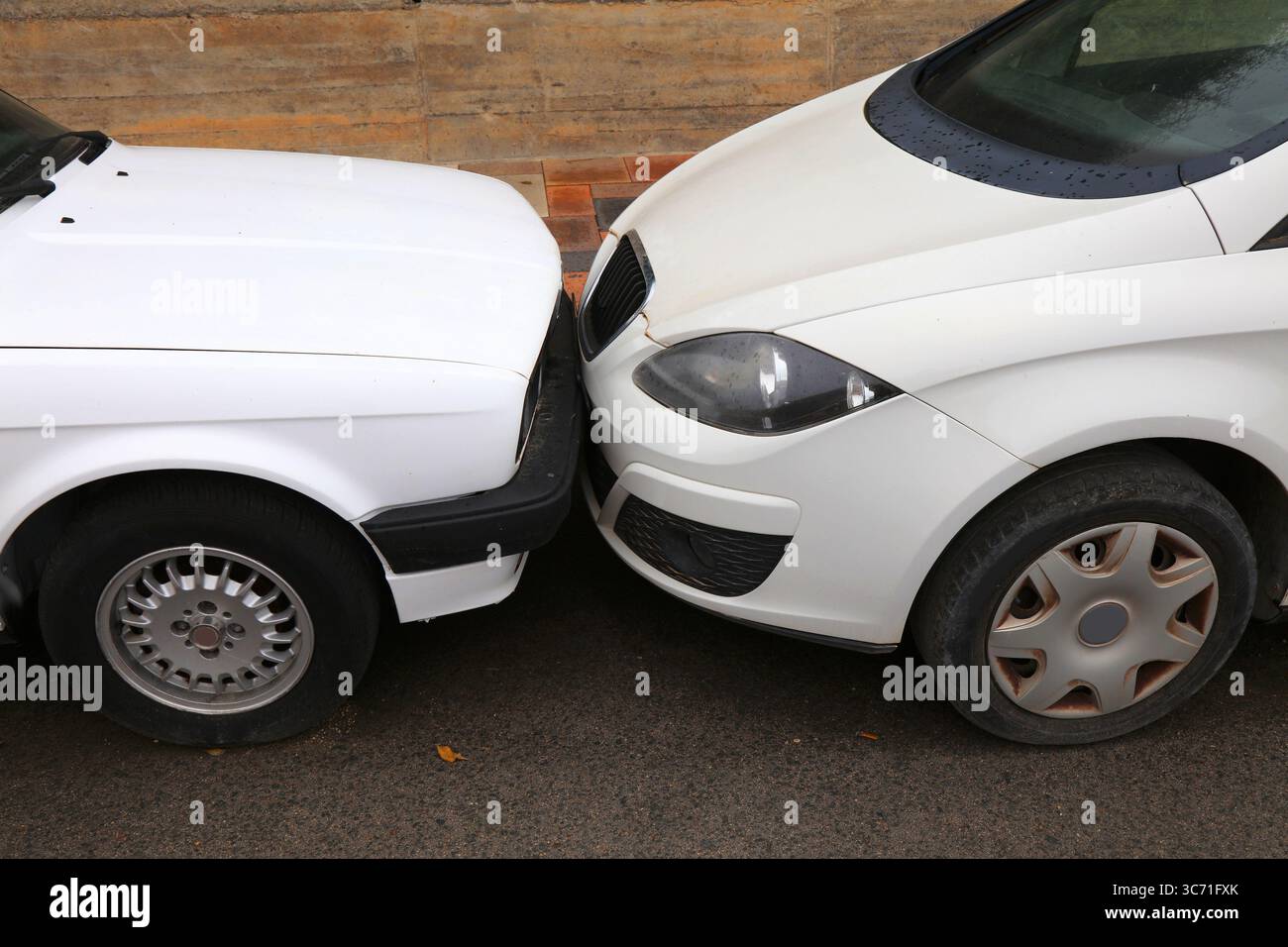 Parking extrême - voitures touchant en Espagne. Stationnement incorrect ou malveillant ou défaillance du frein à main entraînant le contact des voitures. Banque D'Images