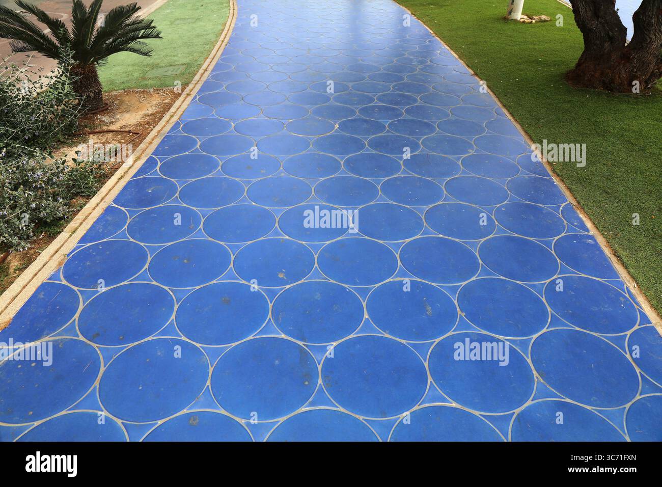 Motif de trottoir carrelé rond bleu de Benidorm City sur la promenade de Poniente Beach. Ville de Benidorm dans la Communauté Valencienne (Comunidad Valenciana), Espagne. Banque D'Images