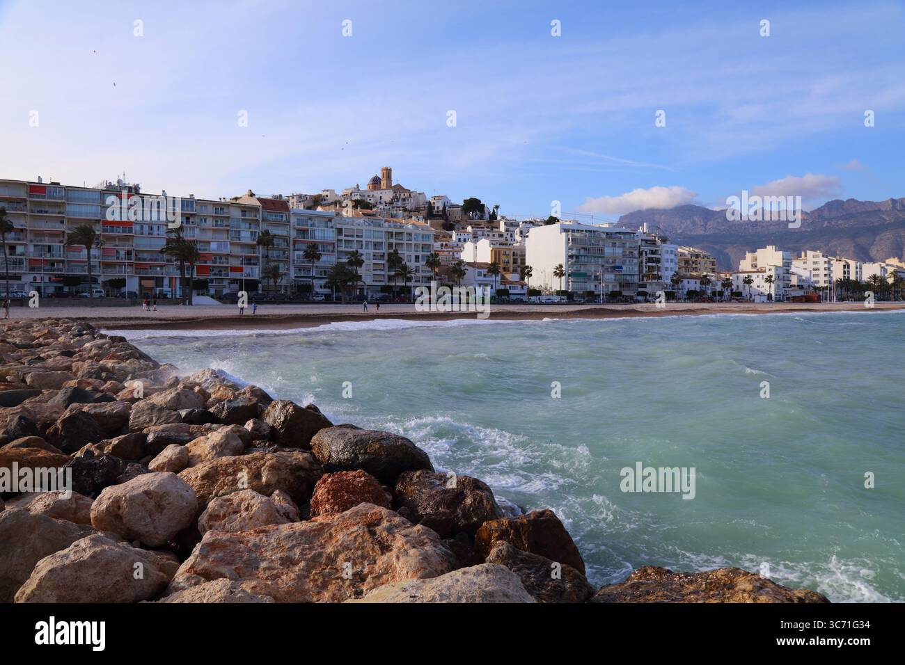 Plage dans la ville d'Altea dans la province d'Alicante, Communauté valencienne en Espagne. Vue sur la Costa Blanca en avril. Banque D'Images