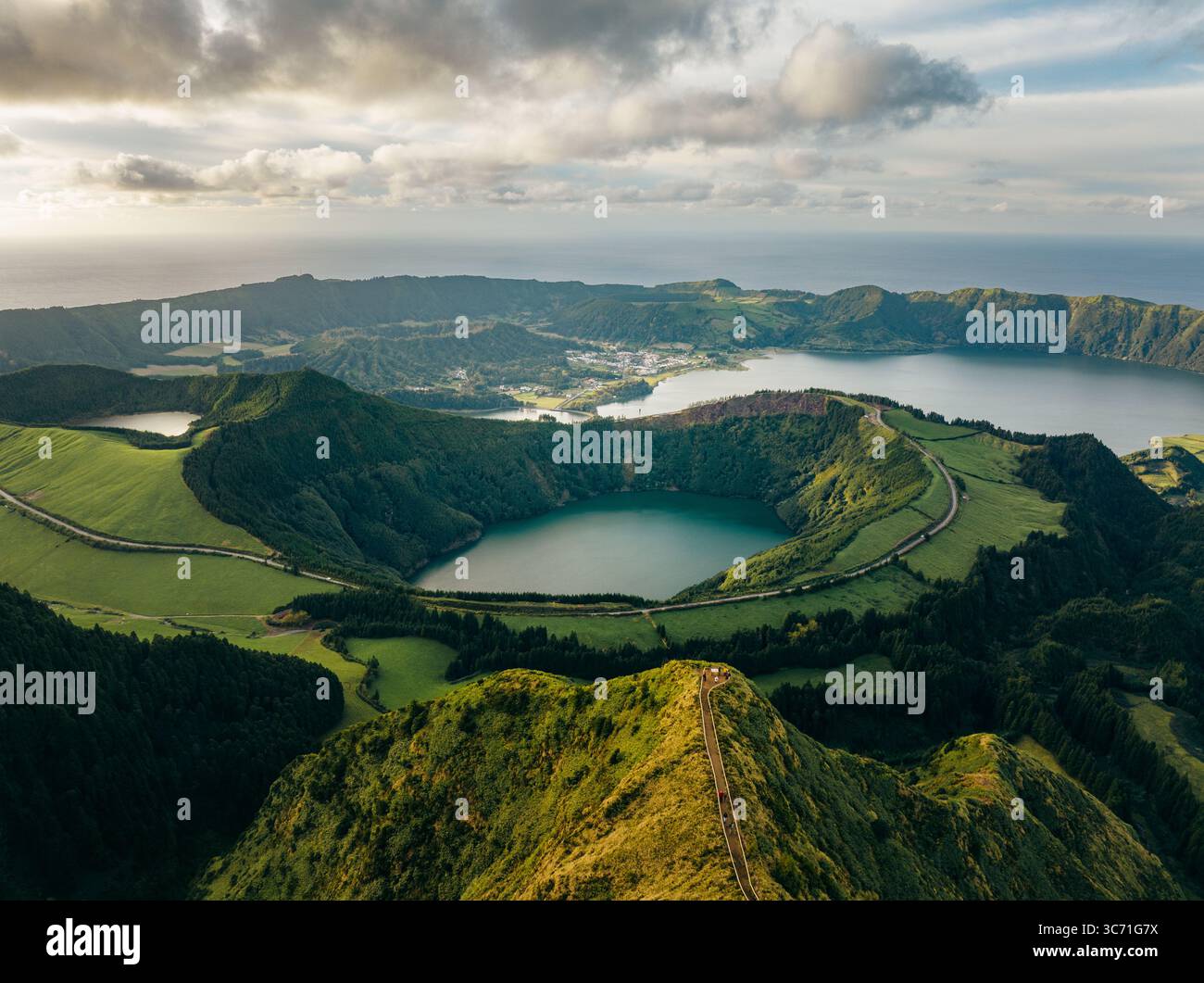 Vue aérienne de la sereine Lagoa Azul et Lagoa Verde nichée dans le cratère volcanique, mettant en valeur les collines verdoyantes et les eaux Azur, Sete Cidades, Port Banque D'Images
