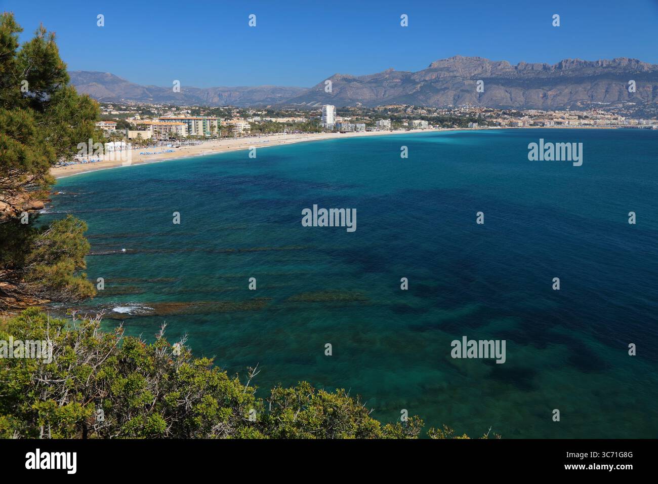 Ville balnéaire El Albir à Alfaz del Pi municipalité de la province d'Alicante, Communauté valencienne en Espagne. Ville de vacances de la région de Costa Blanca. Voir en avril. Banque D'Images