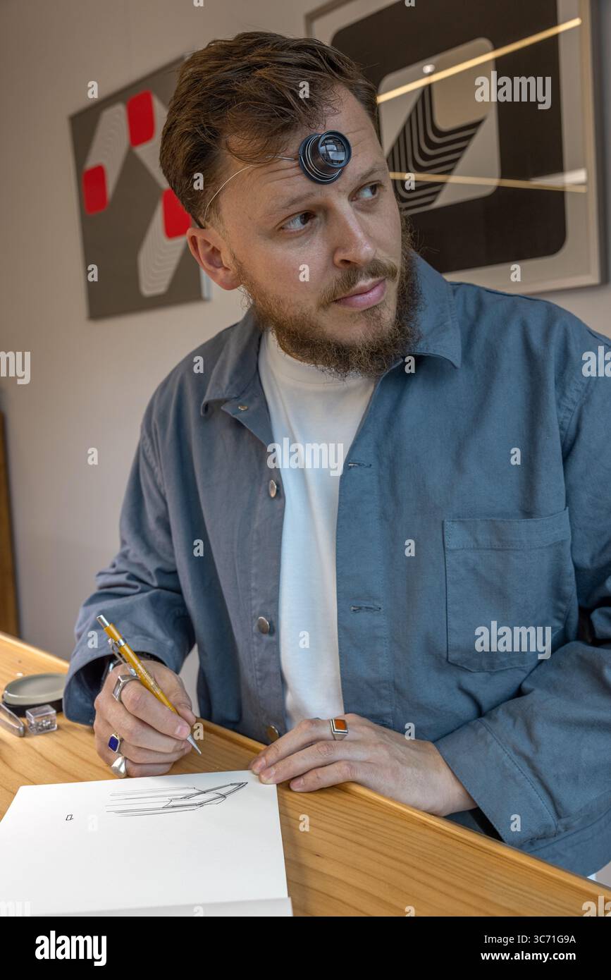 Horloger Xhevdet Rexhepi travaillant dans son atelier à Genève, Suisse, Banque D'Images