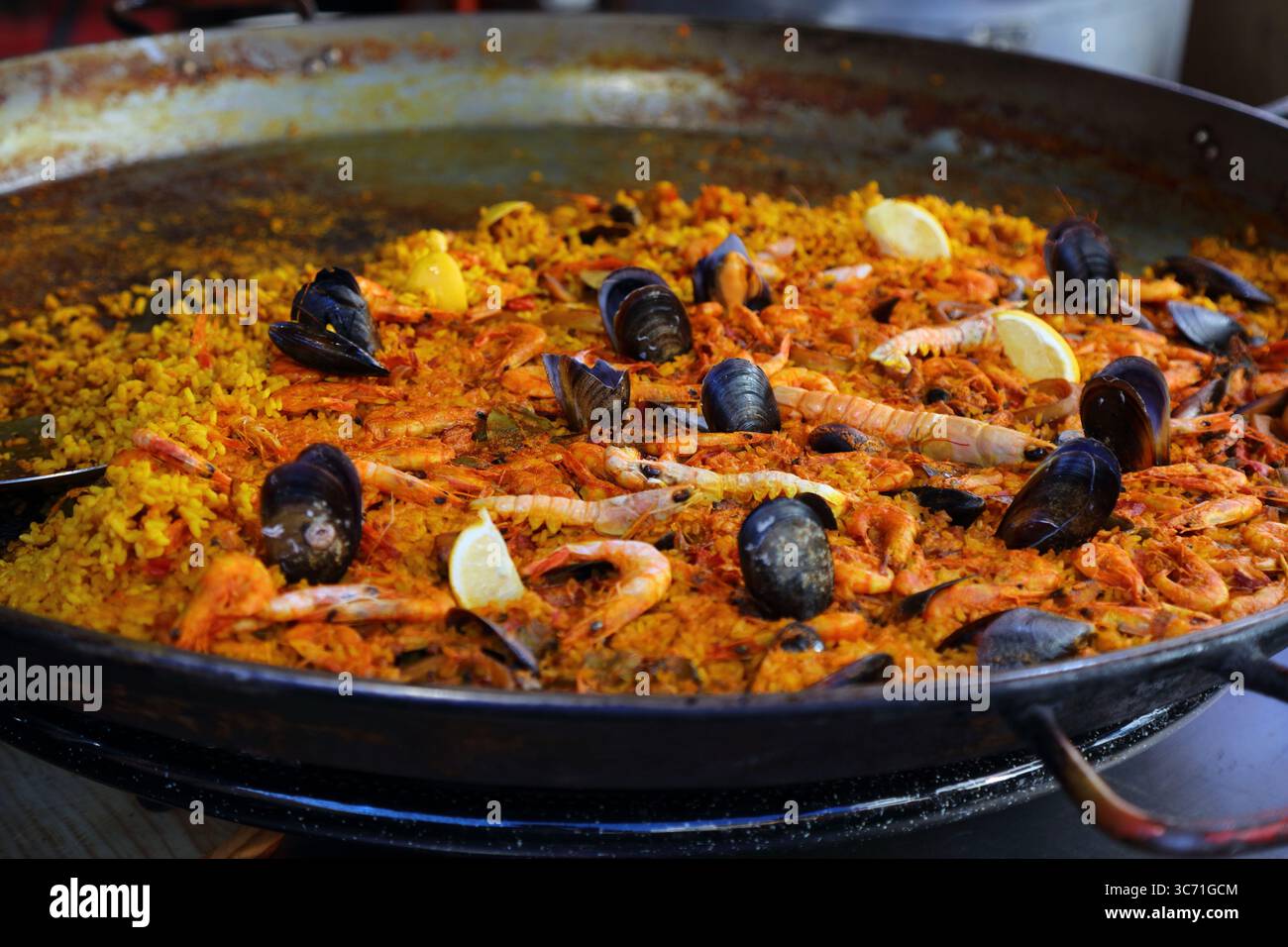 Grande paella aux fruits de mer. Cuisine espagnole lors d'un événement à Santa Pola dans la province d'Alicante, Communauté valencienne en Espagne. Banque D'Images