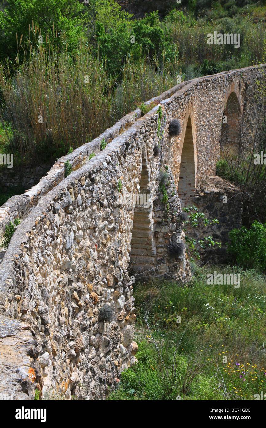 Aqueduc médiéval de Biar dans la province d'Alicante, Communauté valencienne en Espagne. Banque D'Images
