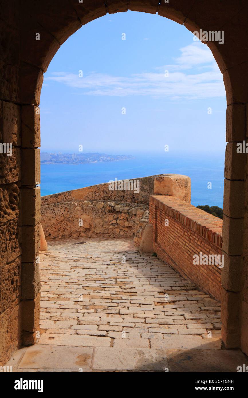 Alicante vue sur la mer Méditerranée depuis le château de Santa Barbara. Alicante en Communauté Valencienne (Comunidad Valenciana), Espagne. Banque D'Images