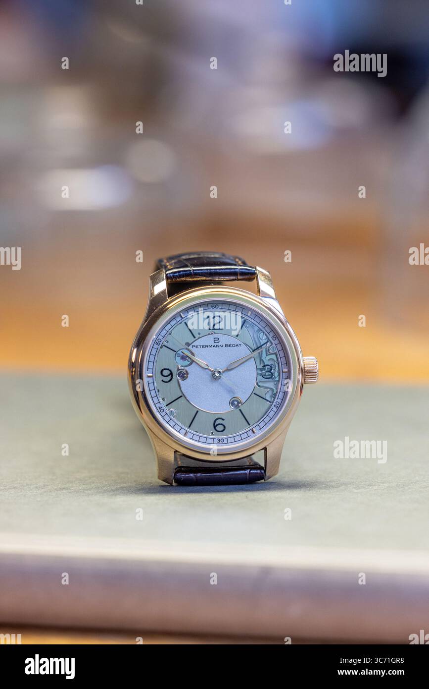 Gros plan d'une montre-bracelet mécanique Petermann & Bedat, mettant en évidence l'ingénierie de précision suisse et l'artisanat de luxe. Banque D'Images