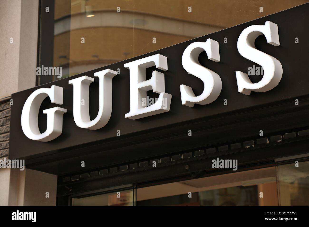 ALICANTE, ESPAGNE - 15 AVRIL 2025 : Guess magasin de mode et d'accessoires américain dans le centre-ville d'Alicante, Espagne. Banque D'Images