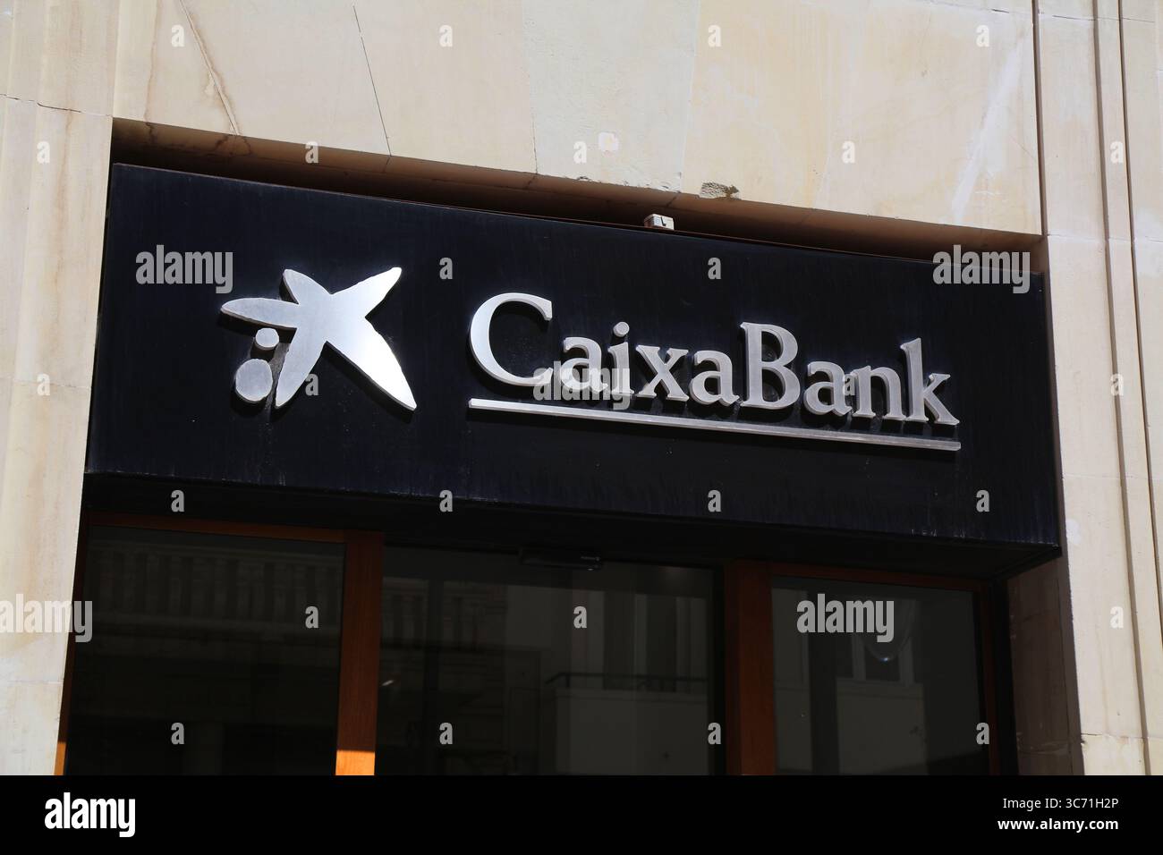 ALICANTE, ESPAGNE - 16 AVRIL 2025 : succursale de Caixa Bank à Alicante, Espagne. CaixaBank est un grand groupe bancaire en Espagne. Banque D'Images