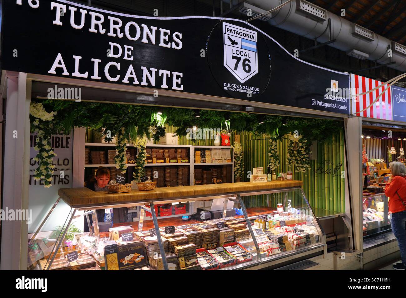 ALICANTE, ESPAGNE - 15 AVRIL 2025 : Turron local Sweet shop du marché central (Mercat Central) à Alicante, Espagne. Banque D'Images