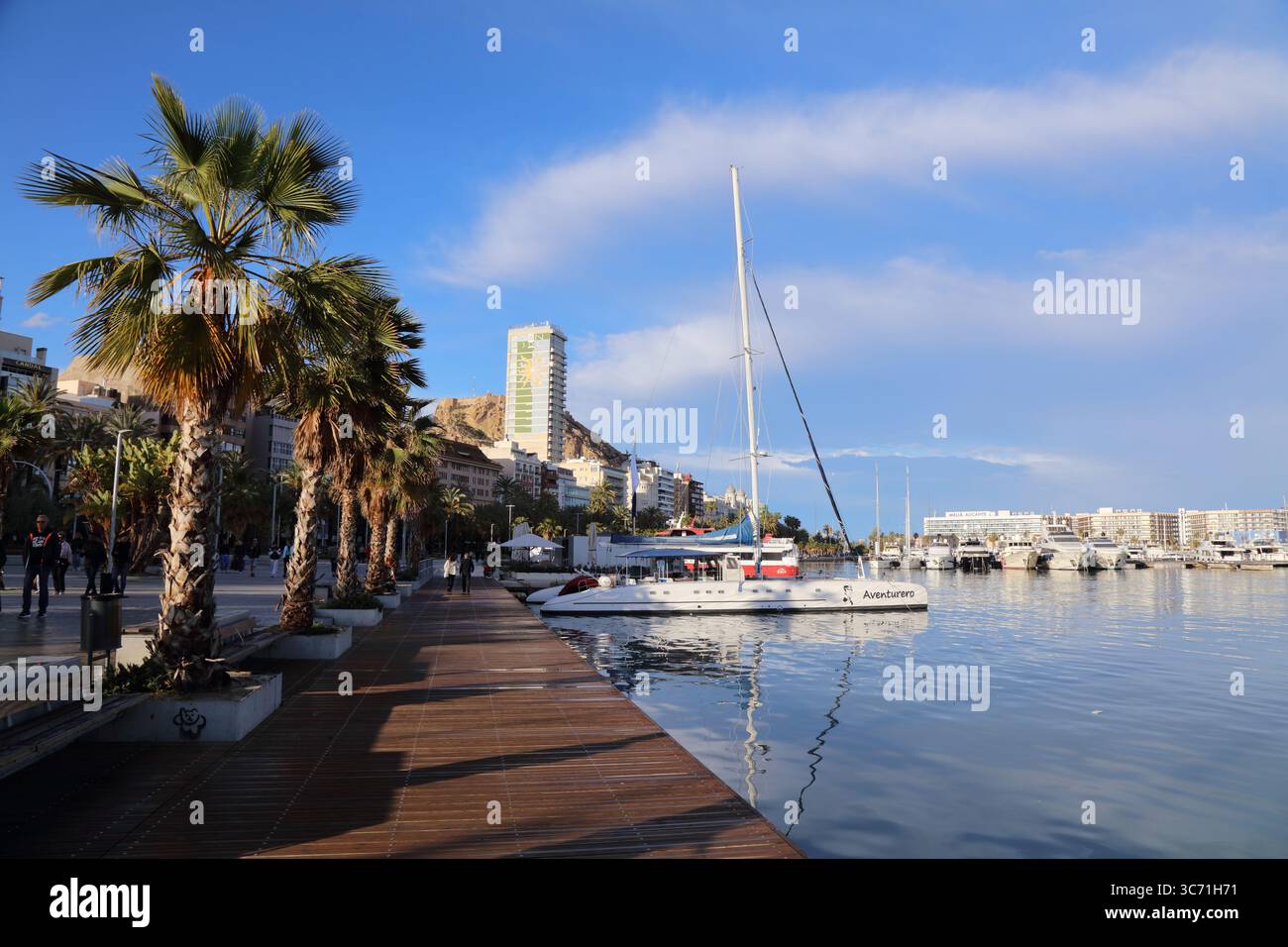ALICANTE, ESPAGNE - 15 AVRIL 2025 : les gens visitent la passerelle du port Paseo de los Martires de la Libertad dans le centre-ville d'Alicante, Espagne. Banque D'Images