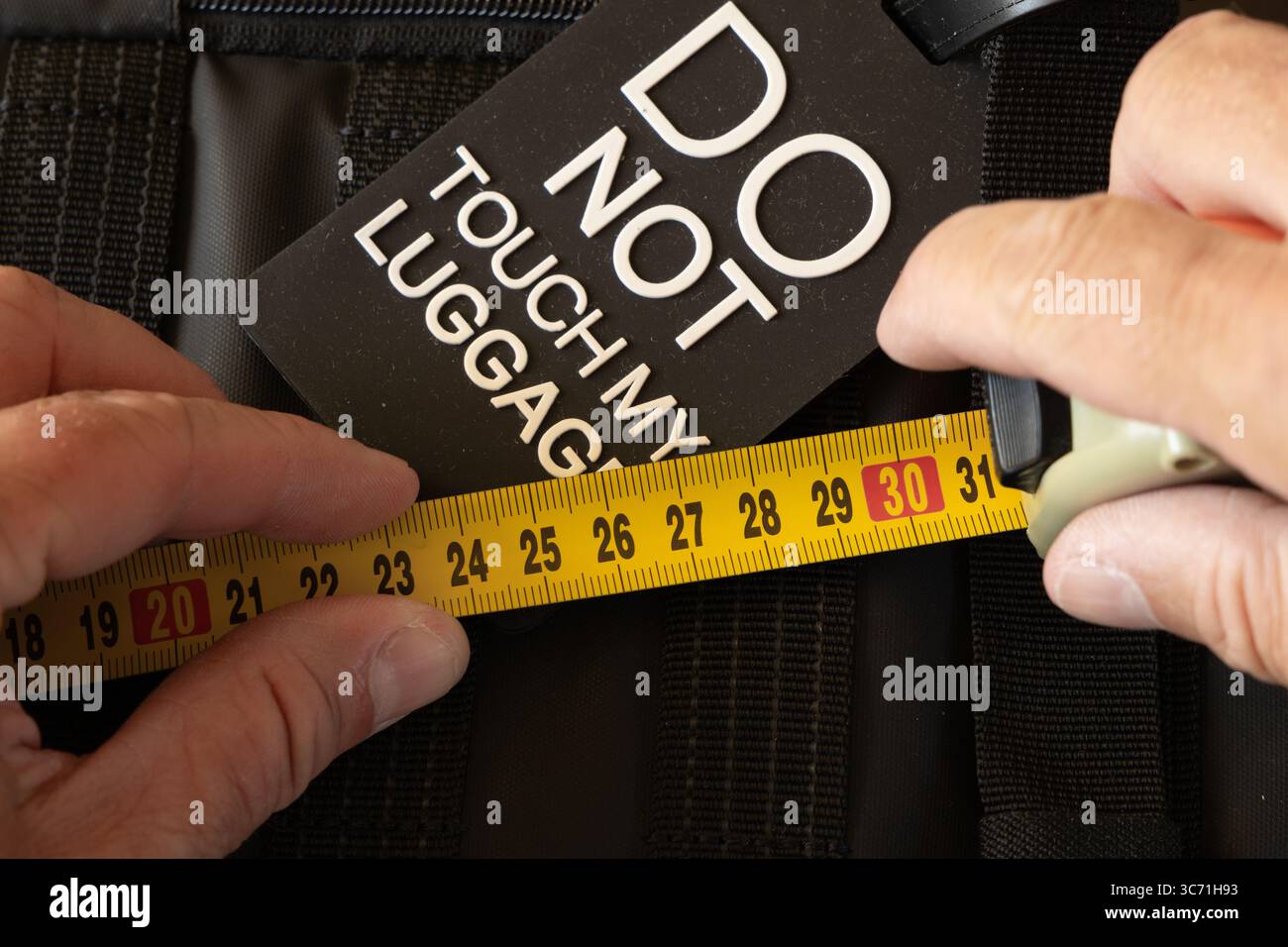 Mesure de la taille du sac à dos avec un mètre ruban avant de voyager en avion, dimensions autorisées des bagages à main pour les avions Banque D'Images