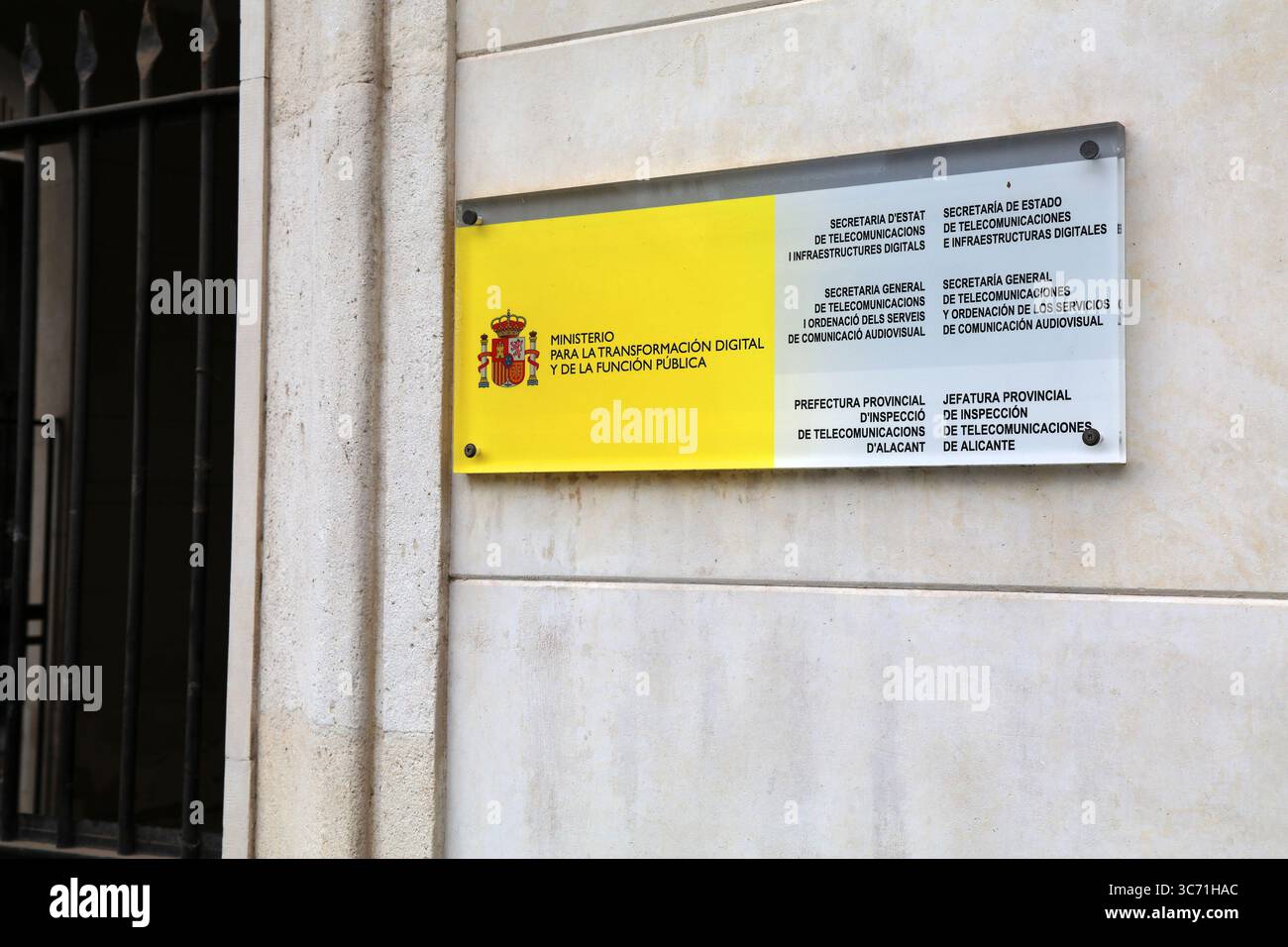 ALICANTE, ESPAGNE - 15 AVRIL 2025 : Bureau régional du ministère de la transformation numérique et du département de la fonction publique à Alicant Banque D'Images