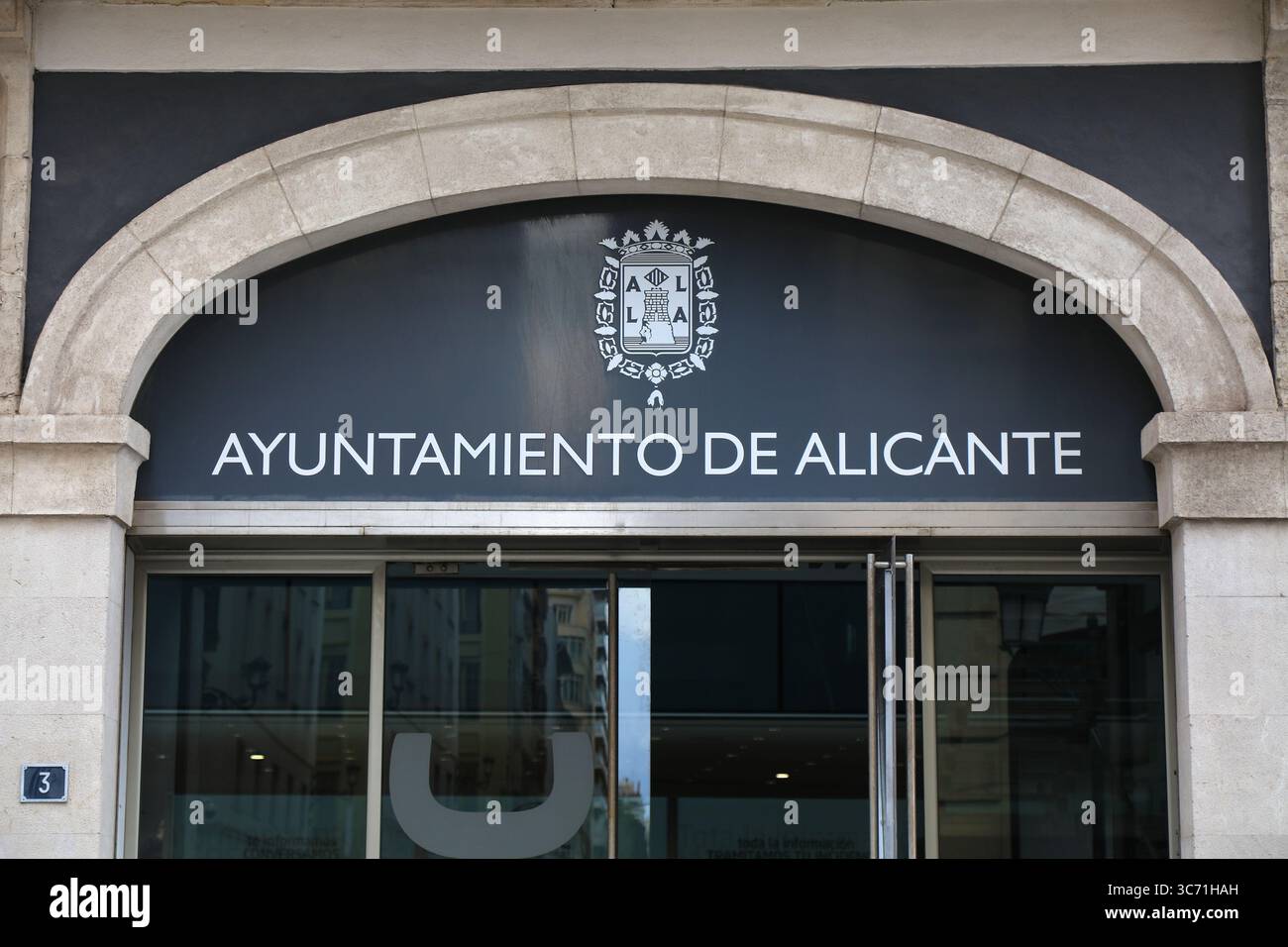 ALICANTE, ESPAGNE - 15 AVRIL 2025 : Ayuntamiento de Alicante (Hôtel de ville) bâtiment du gouvernement local à Alicante, Espagne. Banque D'Images
