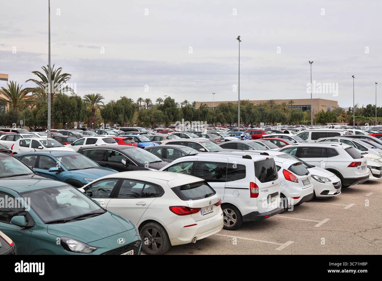 ELCHE, ESPAGNE - 13 AVRIL 2025 : Grand parking de Miguel Hernandez Université d'Elche (Universitat Miguel Hernandez), une université publique à El Banque D'Images