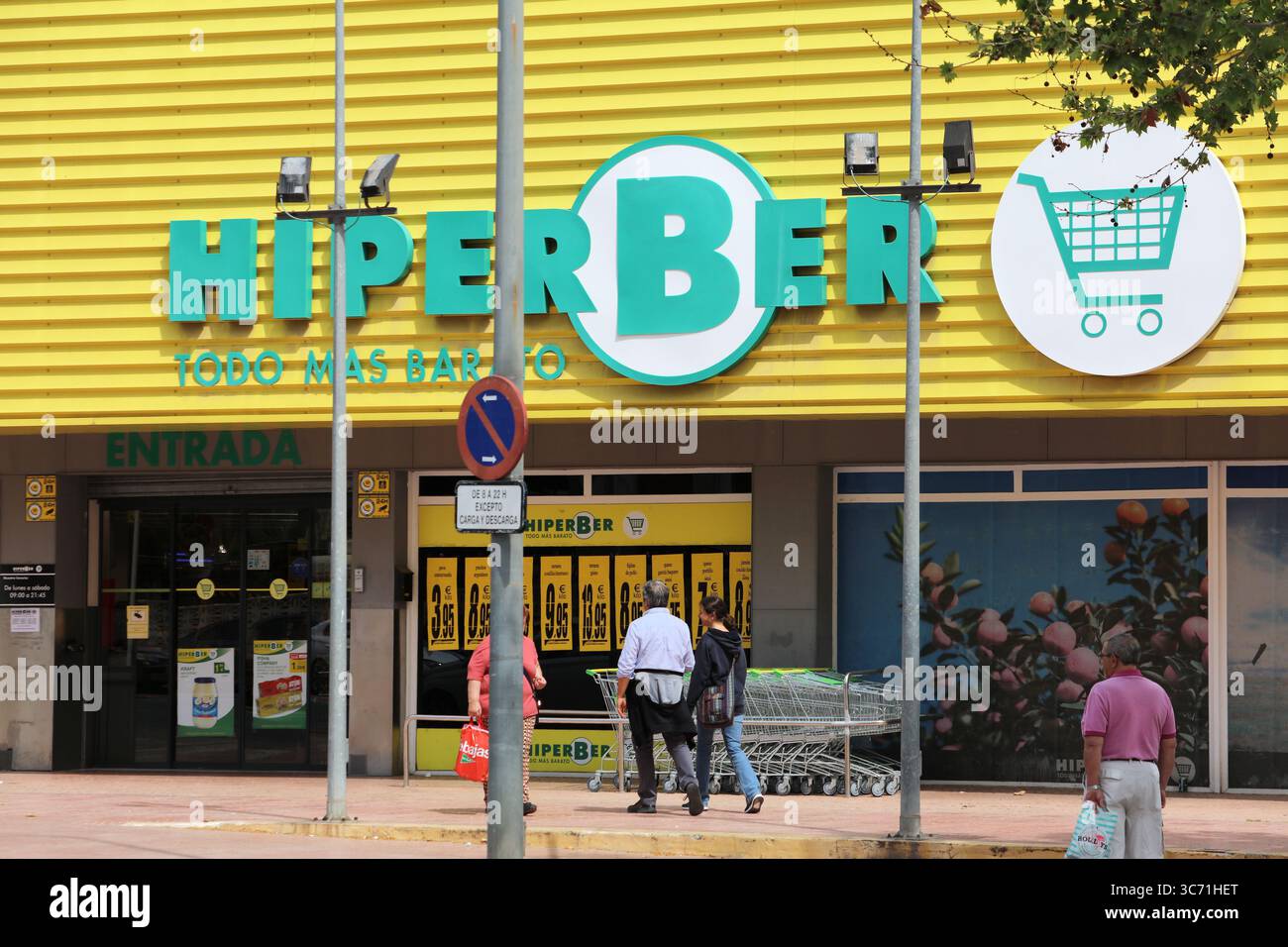 BENIDORM, ESPAGNE - 10 AVRIL 2025 : supermarché Hiperber à Benidorm, Espagne. Banque D'Images