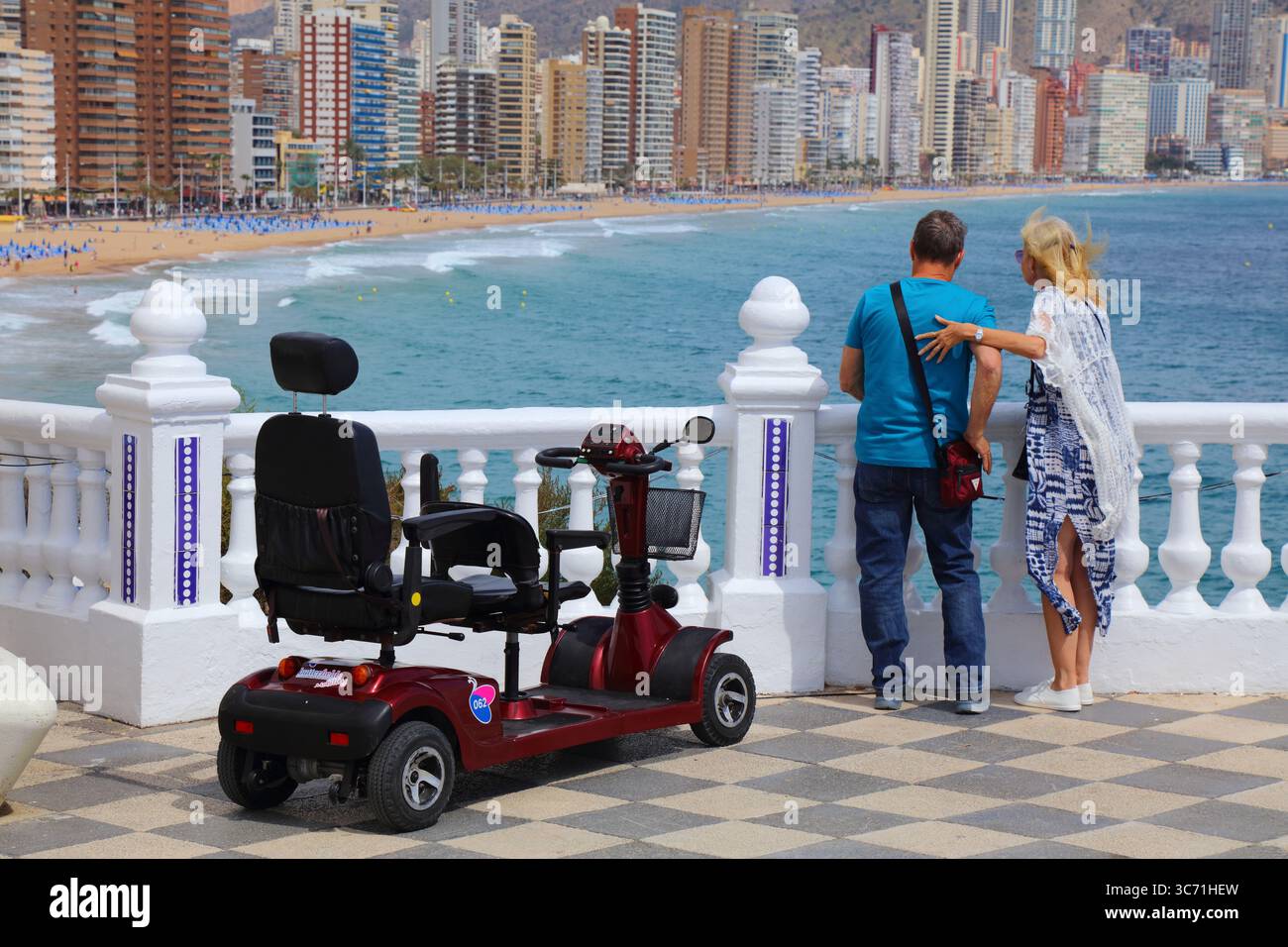 BENIDORM, ESPAGNE - 10 AVRIL 2025 : les gens visitent Mirador de Sant Jaume balcon avec vue sur la plage Levante à Benidorm, Espagne. Banque D'Images