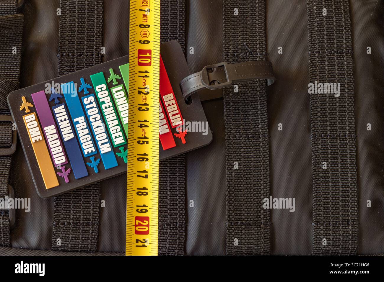 Mesure de la taille du sac à dos avec un mètre ruban avant de voyager en avion, dimensions autorisées des bagages à main pour les avions Banque D'Images