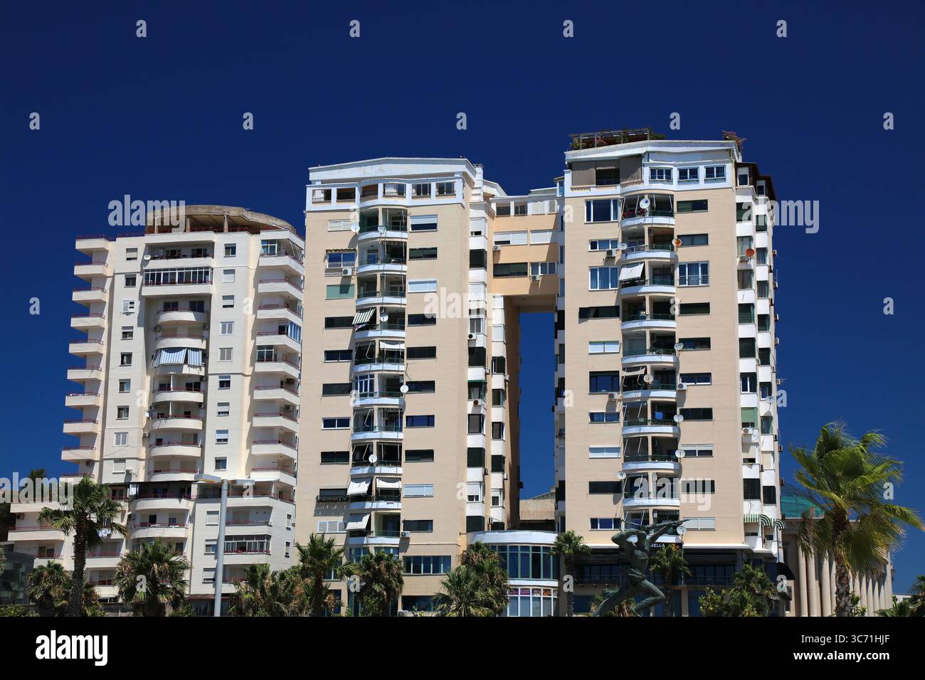 DURRES, ALBANIE - 2 JUILLET 2025 : immeubles d'appartements contemporains un jour d'été à Durres, Albanie. Banque D'Images