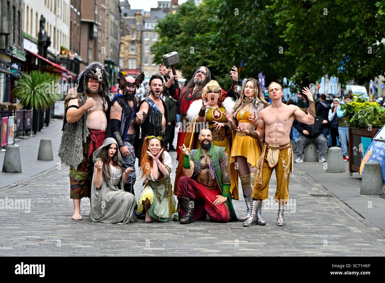 Édimbourg, Écosse, Royaume-Uni. 1er août 2025. Edinburgh Fringe : Odin et Loki dans leur lutte pour vaincre les géants primitifs, les dieux rivaux et les déesses dans une adaptation comique sombre de la mythologie nordique. Tissant des mythes anciens, des légendes et des contes folkloriques dans des pièces originales de théâtre, Mythos Ragnarök utilise une troupe d'acteurs spécialisés dans la lutte professionnelle. Le casting en plein air au Grassmarket. Crédit : Craig Brown/Alamy Live News Banque D'Images