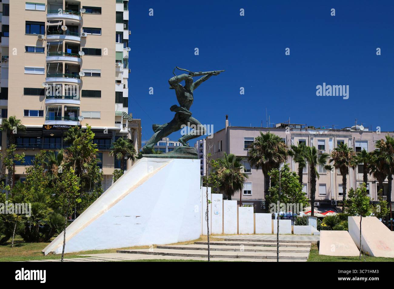 DURRES, ALBANIE - 2 JUILLET 2025 : Monument dédié au soldat inconnu à Durres, Albanie. Banque D'Images