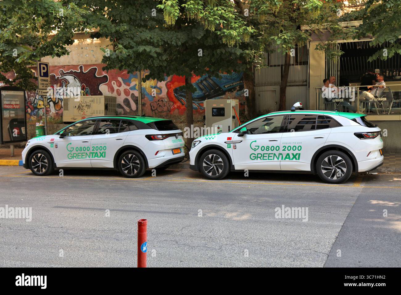 TIRANA, ALBANIE - 12 JUILLET 2025 : taxis électriques VW ID.4 de la compagnie Green Taxi à Tirana, capitale de l'Albanie. Banque D'Images