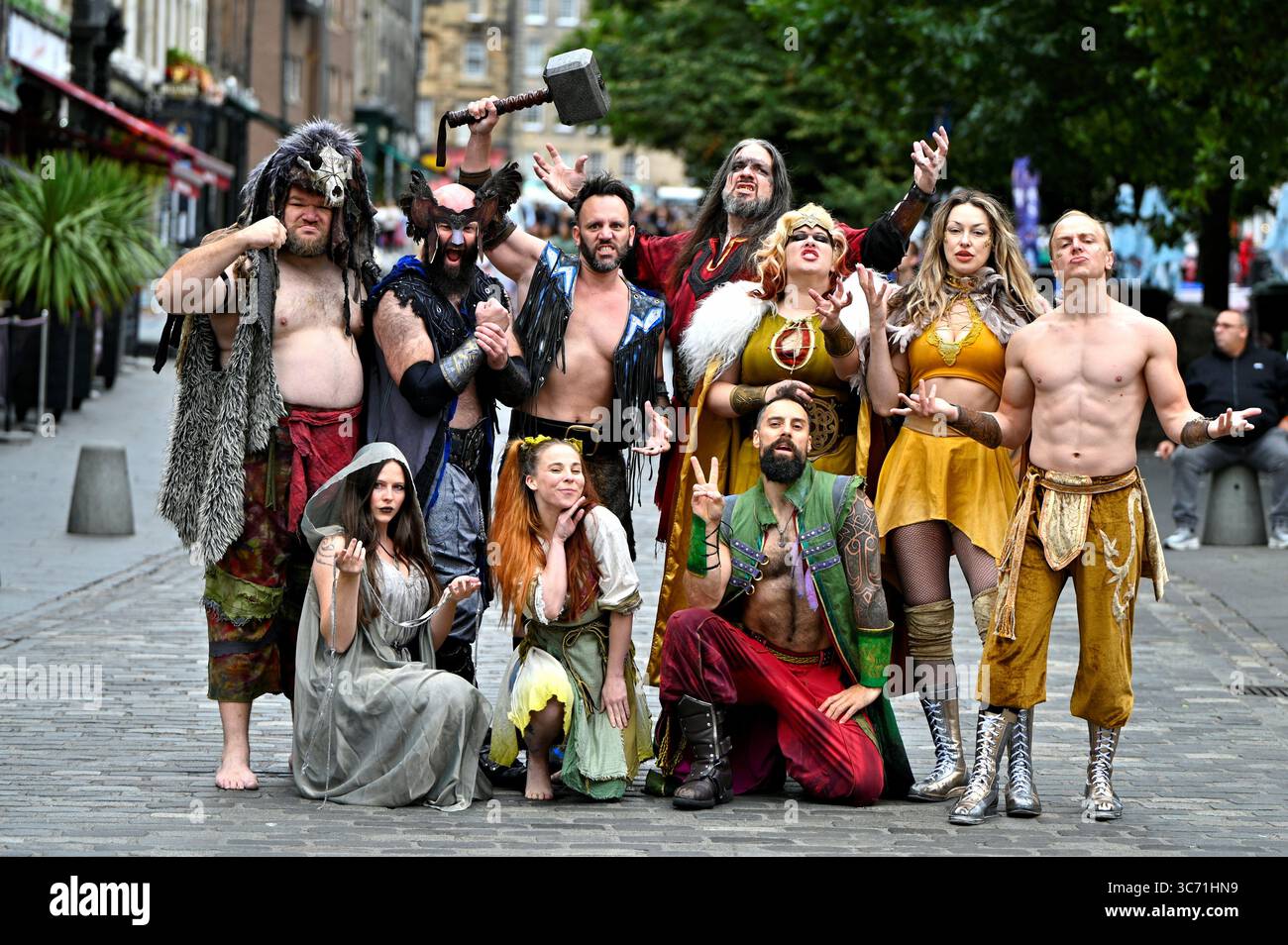Édimbourg, Écosse, Royaume-Uni. 1er août 2025. Edinburgh Fringe : Odin et Loki dans leur lutte pour vaincre les géants primitifs, les dieux rivaux et les déesses dans une adaptation comique sombre de la mythologie nordique. Tissant des mythes anciens, des légendes et des contes folkloriques dans des pièces originales de théâtre, Mythos Ragnarök utilise une troupe d'acteurs spécialisés dans la lutte professionnelle. Le casting en plein air au Grassmarket. Crédit : Craig Brown/Alamy Live News Banque D'Images