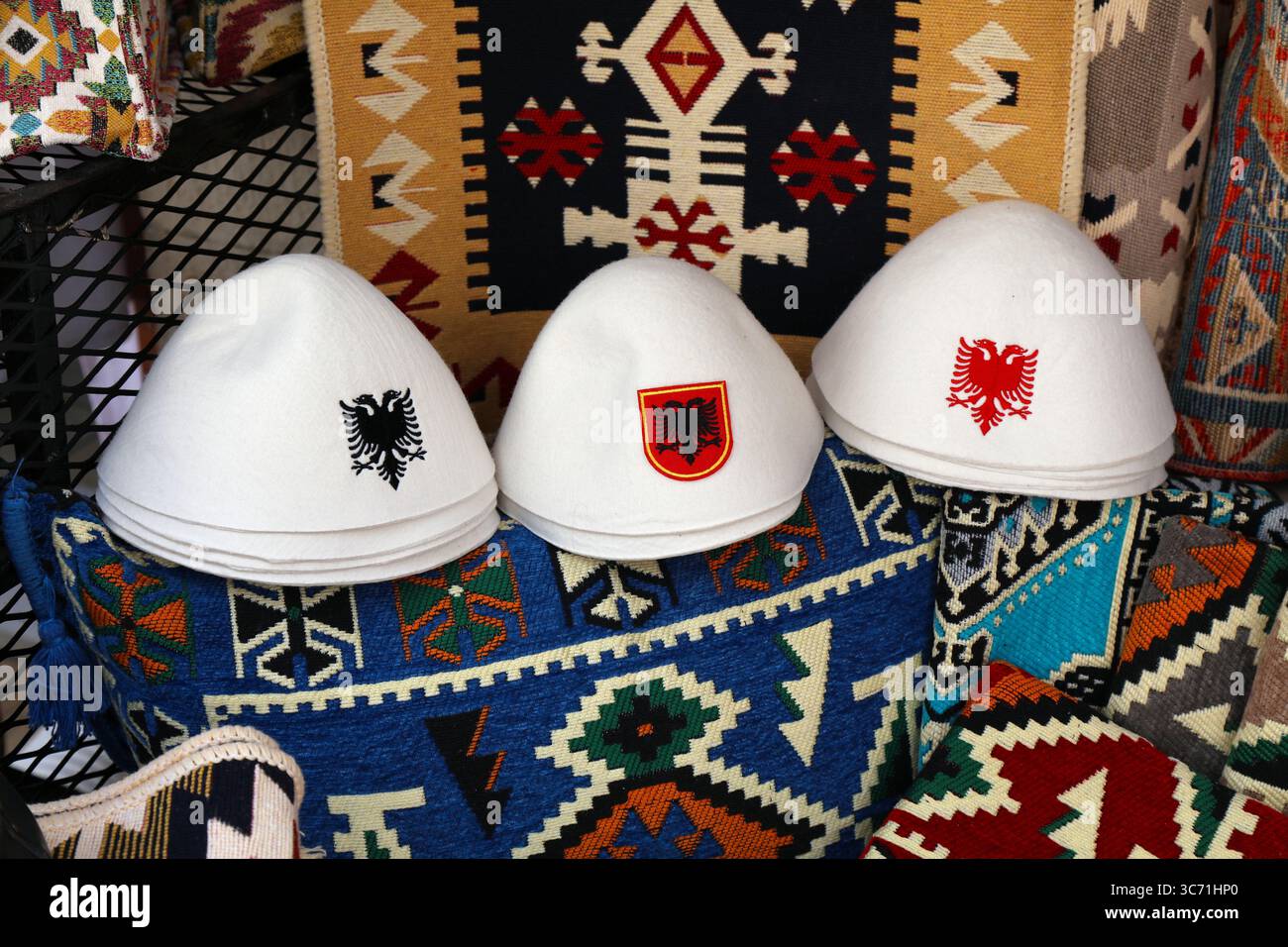 Produits artisanaux albanais dans une boutique de souvenirs à Gjirokaster, Albanie. Chapeaux albanais et textiles artisanaux avec des motifs albanais traditionnels. Banque D'Images